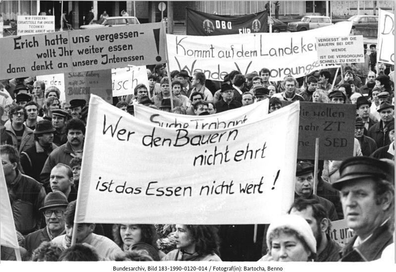 Demonstration der Landbevölkerung in Neubrandenburg im Januar 1990: „Dem Aufruf von Mitgliedern der LPG Pflanzenproduktion Blankensee (Neustrelitz) folgten 10.000 Werktätige der Landwirtschaft», © Bundesarchiv, Bild 183–1990–0120–014