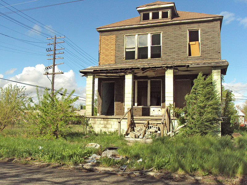 Ein verlassenes Wohnhaus in der ‚Motown‘ Detroit (2010), die in den 2000er und 2010er Jahren während der Krise der US-Autoindustrie einen ungekannten Niedergang erfuhr. Quelle: Wikimedia Commons