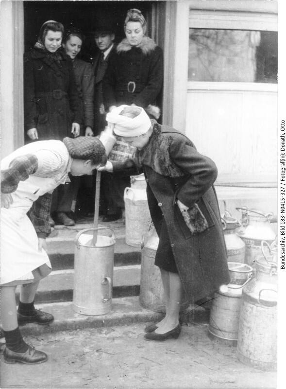 „Frau Dohrmann, 1. weiblicher Bürgermeister von Wensickendorf“ bei der Kontrolle landwirtschaftl. Produkte. Weiter steht: „Sie verwaltet das schwierige u. verantwortungsvolle Amt zur Zufriedenheit ihrer Mitbürger.“ © Bundesarchiv, 183–N0415–327, O. Donath