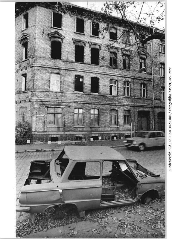 In den 1990er Jahren bildeten Abwanderung, Privatisierung und Sanierung enorme Herausforderungen für den Wohnungsmarkt. So auch hier in Gera (1990). Quelle: Bundesarchiv, Bild 183–1990–1023–008, Fotograf: Jan Peter Kasper