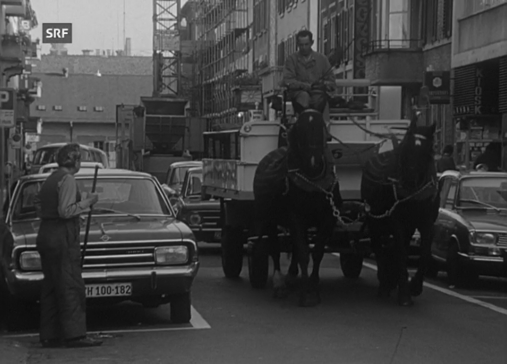 Staugefahr. Bis in die 1960er Jahre gehörten Fuhrwerke zum Stadtbild mitteleurop. Städte, bis sie schließlich komplett durch motorisierten Verkehr ersetzt wurden. In Zürich 71 wirkt diese Kutsche bereits aus der Zeit gefallen. © Archiv für Agrargeschichte