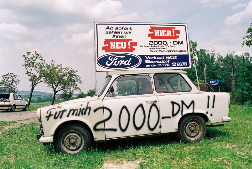 Abwrackprämie 1992: Trabi gegen West-Auto (Bundesarchiv, B 145 Bild-00111237, Fotograf: Engelbert Reineke)