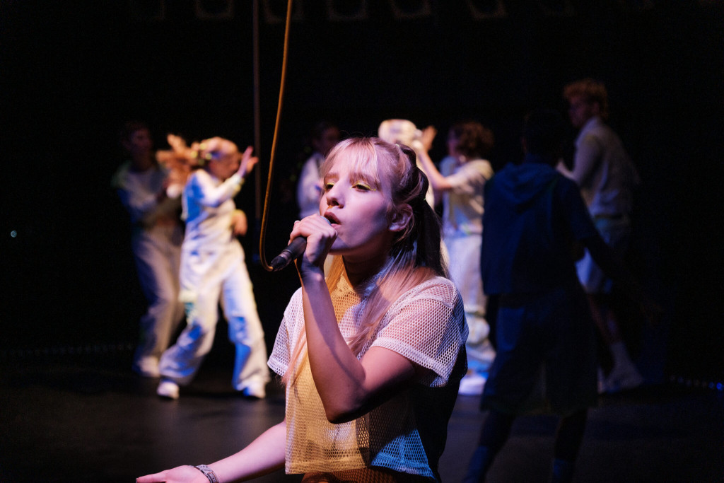 Mit dabei: Das stellwerk junges theater zeigt einen Auschnitt aus der aktuellen Produktion »Achilles' Sehnen«, bei der Helena einen neuen Fokus als in der Ilias bekommt (Foto: Jannik Strohm).