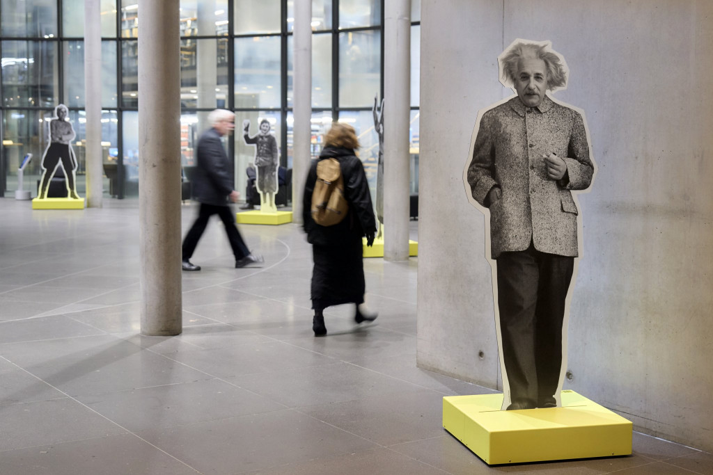 Albert Einstein im Foyer der Deutschen Nationalbibliothek, Frankfurt am Main. Die Rückseiten der Aufsteller stellen die Personen und ihre Fluchtgeschichten genauer vor. Foto: Alexander Paul Englert