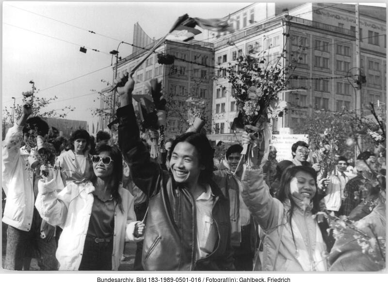  Leipzig, 1988: „An der Kampfdemonstration der Leipziger Werktätigen nahmen auch junge Vietnamesen teil, die in der Baumwollspinnerei der Messestadt arbeiten.“ Quelle: Bundesarchiv, Bild 183–1989–0501–016, Foto: Friedrich Gahlbeck