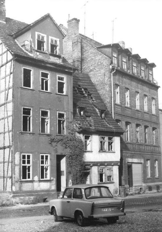 Noch zu retten? Baufälligkeit im Erfurter Andreasviertel, Dezember 1989 (Quelle: Wikipedia /​ Bundesarchiv, Bild 183–1989–1206–310, Fotograf: Heinz Hirndorf)