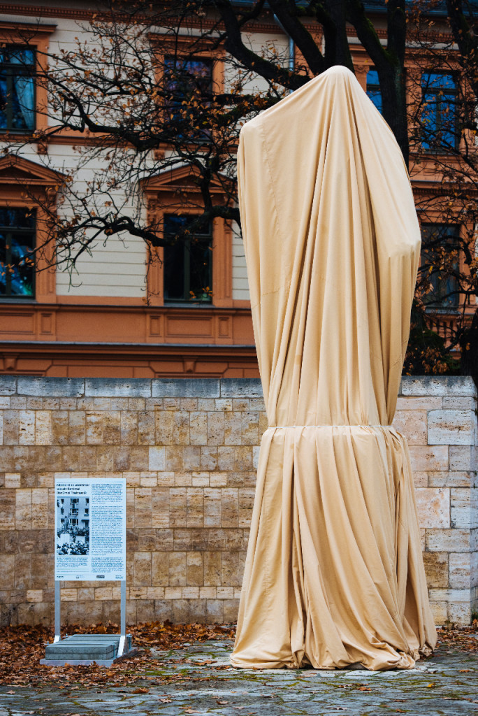 Das eingehüllte Thälmann-Denkmal, Weimar November 2021 (Copyright: Gesellschaft zur Erforschung der Demokratiegeschichte e.V., Foto: Candy Welz)