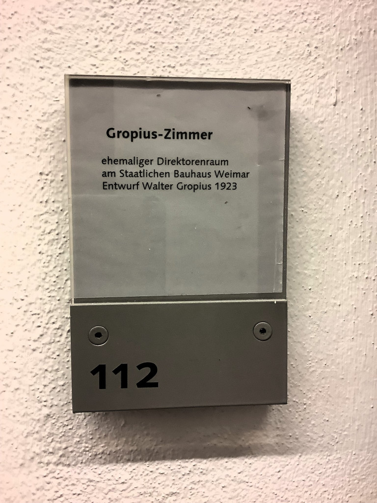 Beschriftung des Direktorenzimmers in der Bauhaus-Universität Weimar (Foto: Thomas Apel).