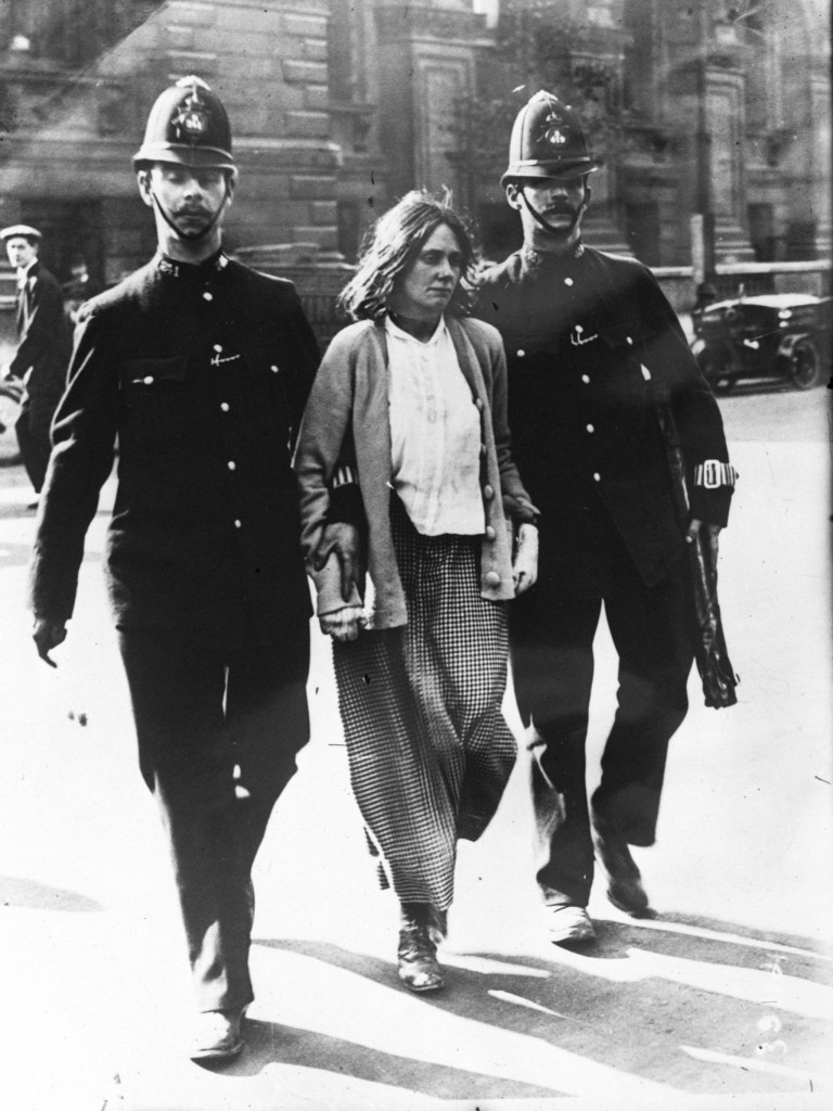 Eine „Suffragette“ wird 1914 in London bei Protesten verhaftet (Quelle: wikimedia Commons – https:/​/​commons.wikimedia.org/​wiki/​File:Suffragette_arrest,_London,_1914.jpg)