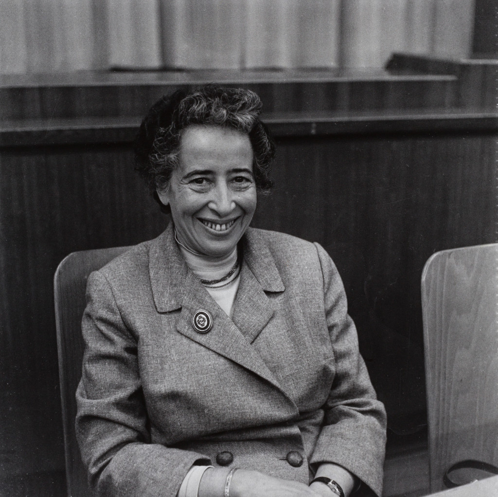 Hannah Arendt auf dem 1. Kulturkritikerkongress, 1958, Foto: Barbara Niggl Radloff (Quelle: Wikipedia, gemeinfrei. Original im Münchner Stadtmuseum, Sammlung Fotografie, Archiv Barbara Niggl Radloff, Inventarnr. FM-2019/​1.5.9.16)