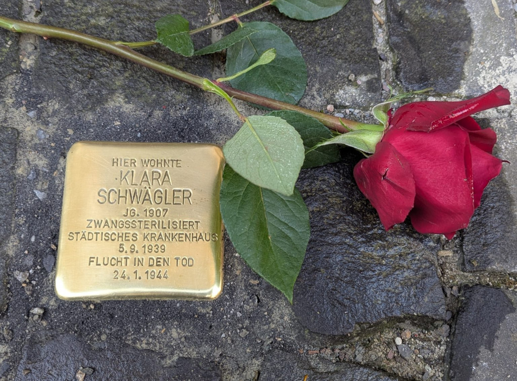 Stolperstein von Klara chwägler – verlegt vom Lernort Weimar. Klara Schwägler war eine von rund 700 Weimarer Einwohner*innen, die im Städtischen Krankenhaus zwangssterilisiert wurden (Foto: Lernort Weimar).