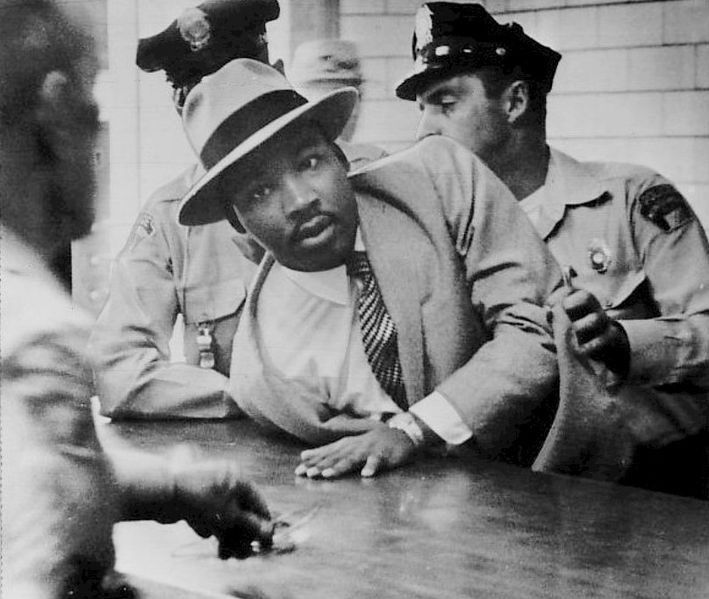 „Betet für die, die Euch misshandeln?“ – Verhaftung von Martin Luther King in Montgomery, Alabama, 1958. Quelle: Wikimedia Commons