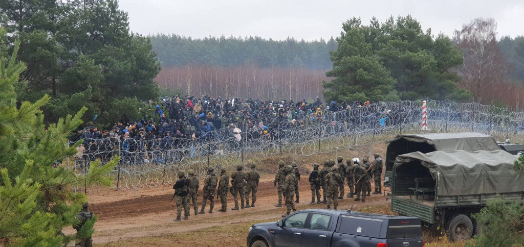 Die pol.-weißruss. Grenze bei Białystok im Nov. 21, als Belarus gezielt Geflüchtete an die europ. Außengrenzen brachte. Das Foto wurde von der pol. Armee bereitgestellt. (Foto: 16. Mechanisierte Division, flickr nach Lizenz CC BY-NC-ND 2.0)