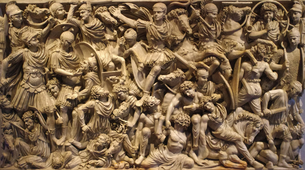 Relief des Großen Ludovisischen Schlachtsarkophag, 3. Jhd. n. Chr. Prokonnesischer Marmor. Arbeit am eigenen Mythos: In der Mitte sieht man einen triumphierenden Feldherrn, gut rasierte Soldaten um ihn knechten besiegte bärtige Barbaren. (Wikimedia C.)