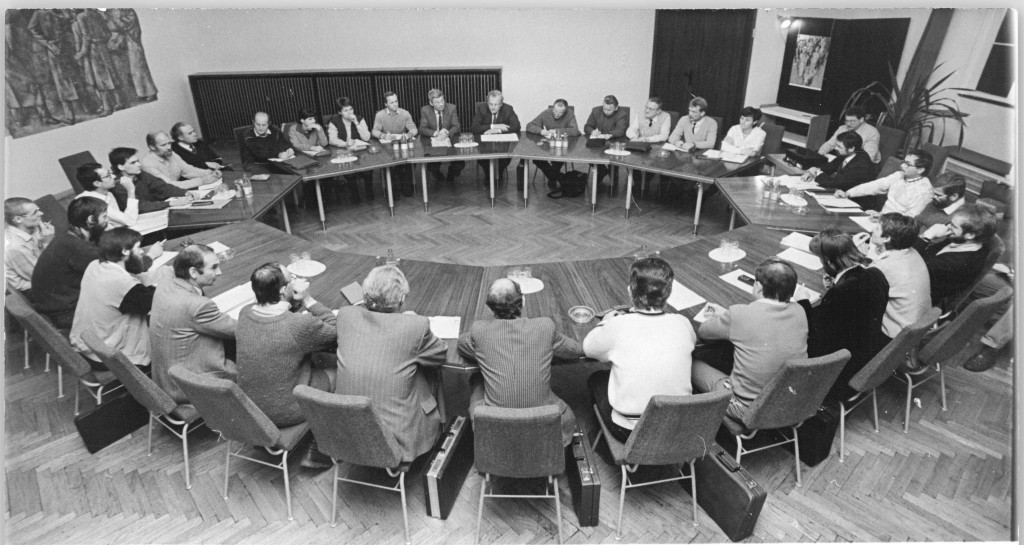 Treffen des Jenaer Runden Tischs aus Oberbürgermeister und “Vertretern von Parteien, Massenorganisationen und Bürgerbewegungen” am 1.12.1989 (Bundesarchiv: Bild 183–1989–1201–042, Fotograf: Jan Peter Kasper)