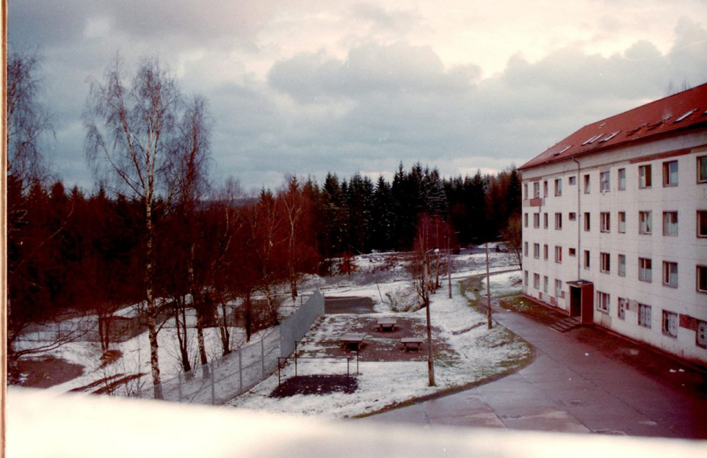 Umzäunter Hof der Erstaufnahmeeinrichtung „Neues Haus“ im Wald bei Georgental und Tambach-Dietharz, 2000 (Foto: Regina Andreßen)