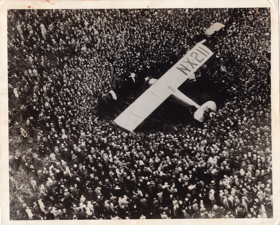 Transatlantische Rekordjagd: Ankunft Charles Lindberghs mit der „Spirit of St. Louis“ in England 1927 (https:/​/​commons.wikimedia.org/​wiki/​File:Charles_Lindbergh_arrived_at_Croydon_Field,_Surrey,_England,_May_29,_1927.jpg?uselang=de)