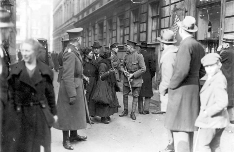 Verhaftung in der Berliner Grenadierstraße während einer antijüdischen Razzia (Quelle: Bundesarchiv, Bild 183–R98627)