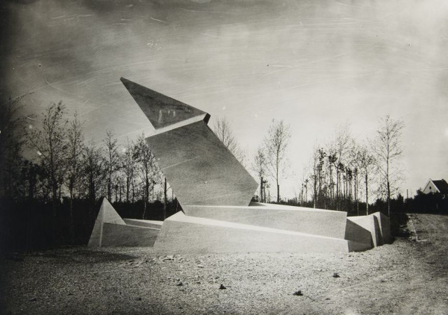 Walter Gropius, Märzgefallenen-Denkmal, Weimar (Zustand bei Eröffnung 1922)