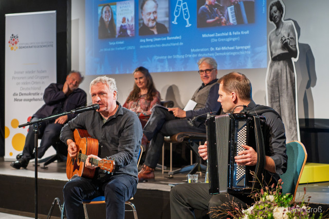 Für musikalische Begleitung unserer revolutionär-literarischen Matinee sorgten Michael Zacchcial, Sänger der »Grenzgänger«, und der Akkordeon-Virtuose Felix Kroll (Foto: Jana Groß).